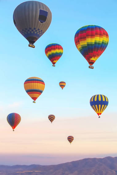 充滿活力風景的氣球飛行在卡帕多細亞谷在 s