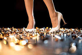 在高跟鞋的女性腿