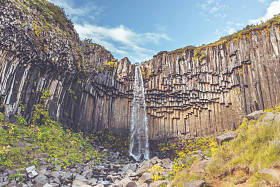 在冰岛 svartifoss 瀑布