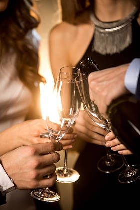 快乐的朋友，喝着香槟图片