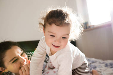 母亲与她的女儿躺在床上乐趣图片