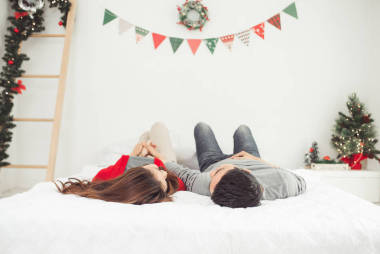 圣诞亚洲夫妇在家里 图片