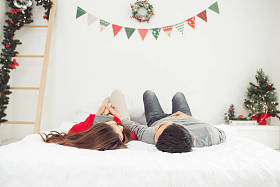 圣诞亚洲夫妇在家里 图片