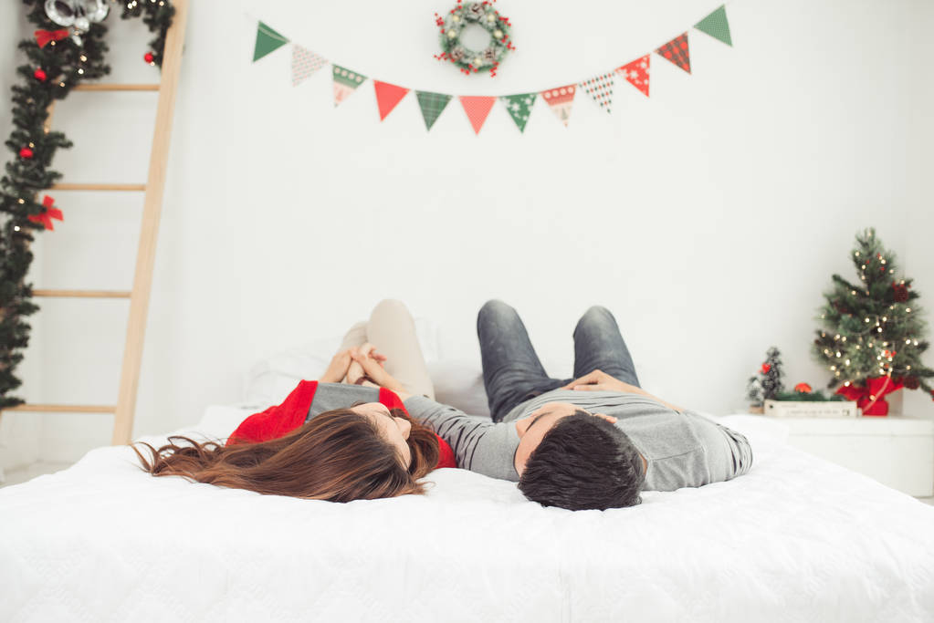 圣诞亚洲夫妇在家里 图片 圣诞亚洲夫妇在家里 图片