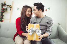 圣诞亚洲夫妇在家里 图片
