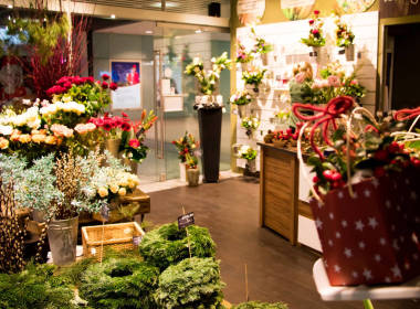 小花店店賣圣誕裝飾、 禮物和鮮花
