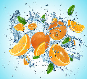 在水中爆炸的橘子照片