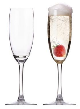 充分和空杯香槟与草莓