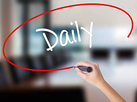 女人的手写作日常用记号笔在透明板