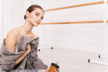 漂亮的女人盯着一旁的特写