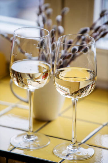 带着杨柳白葡萄酒