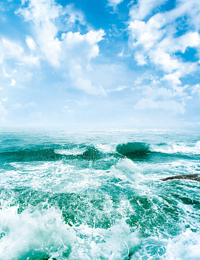 蔚蓝的天空和海浪
