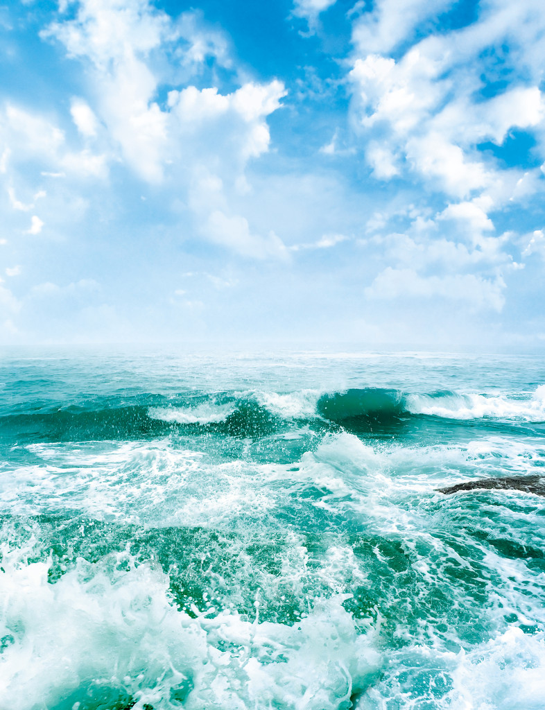 蔚蓝的天空和海浪
