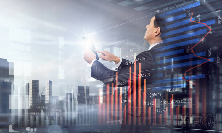 高級(jí)商人使用平板電腦?；旌厦襟w