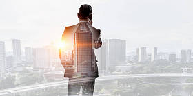 他将统治这个城市。混合媒体图片