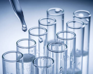 不同的实验室烧杯和玻璃器皿