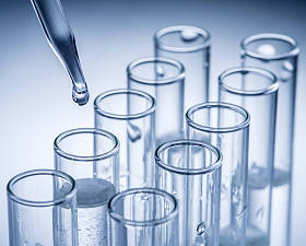 不同的实验室烧杯和玻璃器皿