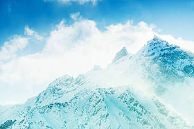 日落时白雪覆盖的山脉