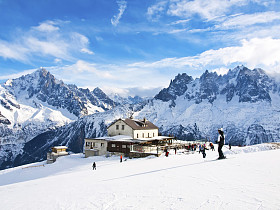 在法国阿尔卑斯山滑雪