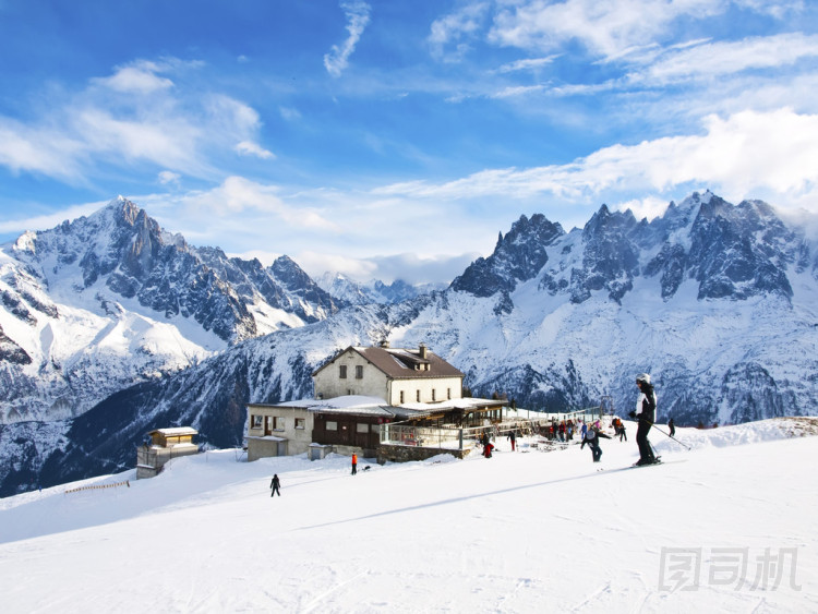 在法國阿爾卑斯山滑雪