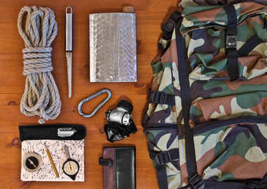 地图指南针和旅行用品图片