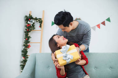 亚洲夫妇的圣诞节。一个英俊的男人对他的女朋友/妻子说