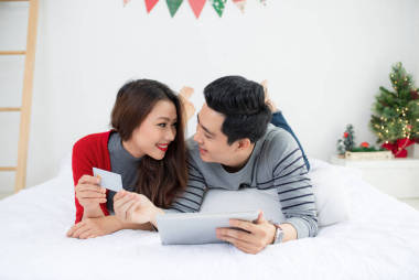 圣诞亚洲夫妇在家里 图片