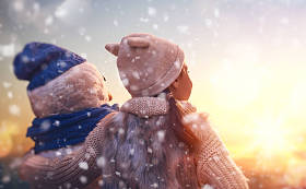 女孩玩堆雪人图片