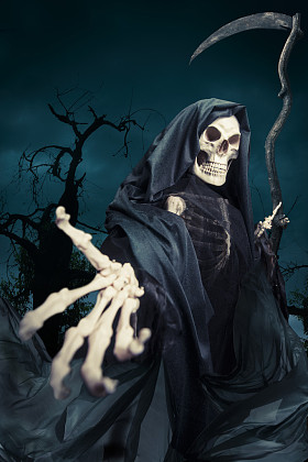 在晚上的死亡天使死神