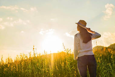 快樂(lè)美麗快樂(lè)年青放松在公園里的肖像。J