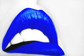 特写镜头的蓝色口红的嘴唇性感的女人