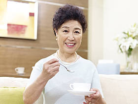 高级亚洲女人喝咖啡图片