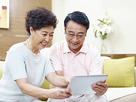 高级亚洲夫妇一起使用平板电脑