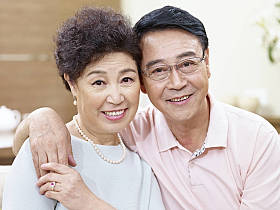 高级亚洲夫妇的肖像图片