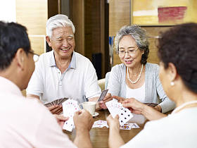 高级亚洲人玩扑克牌图片