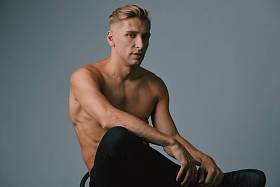 在工作室构成肌肉帅哥图片