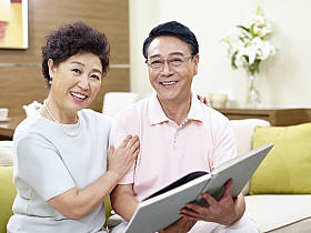 高级亚洲夫妇一起阅读一本书