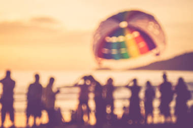 模糊人們放松與景太陽(yáng)光波抽象背景熱帶日落海灘上