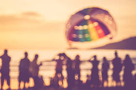 模糊人们放松与景太阳光波抽象背景热带日落海滩上