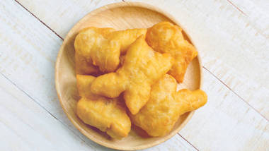 中國(guó)深油條在木盤(pán)子里，早餐在 Tha