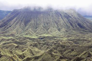 樹干錐的 Marumligar 火山的火山口。瓦努阿圖附近島。5959