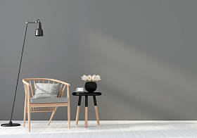 灰色的室内木制桌椅照片