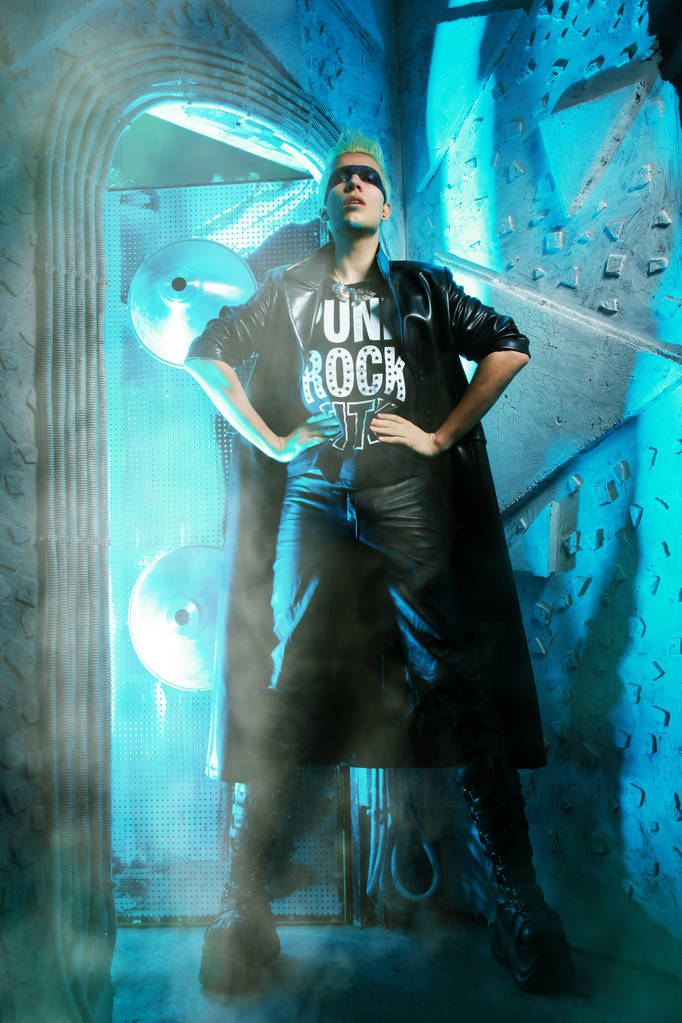 摆在俱乐部的迪斯科男孩图片