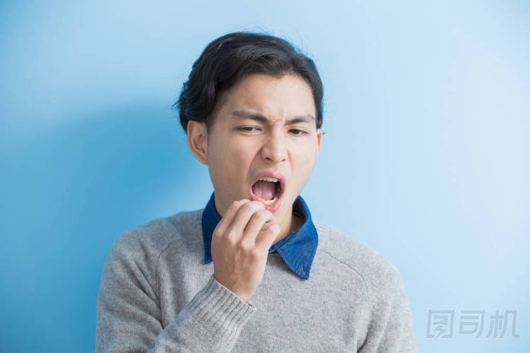 男人覺得牙痛