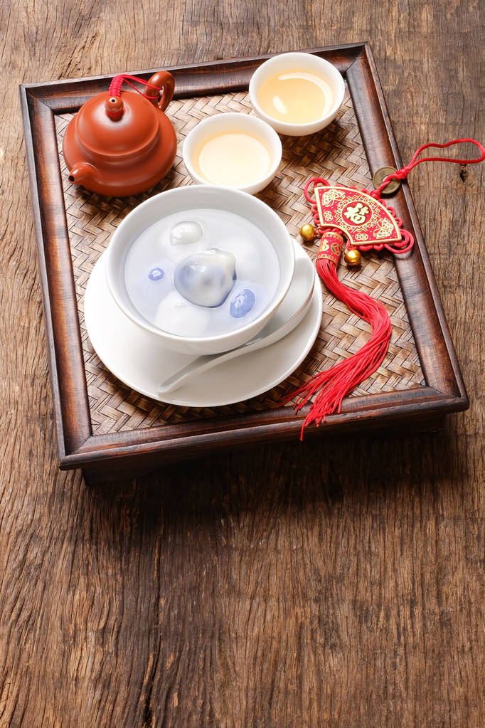 唐 Yuan(sweet dumplings) 充满黑芝麻