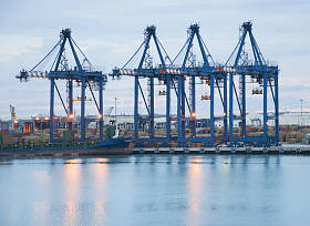 巴哈马岛的港口起重机图片