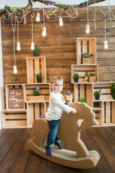 一个男孩在木马内装饰的木制房子上晃动