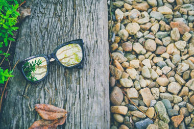 在木材與石頭上的太陽(yáng)鏡圖片