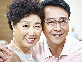 幸福的高级亚洲夫妇的肖像图片