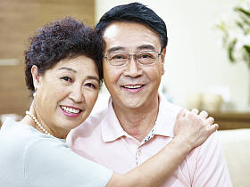 幸福的高级亚洲夫妇的肖像图片